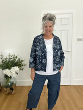 Load image into Gallery viewer, Frayed edge daisy print jacket
