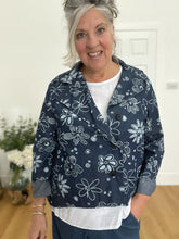 Load image into Gallery viewer, Frayed edge daisy print jacket
