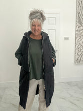 Load image into Gallery viewer, Quilted long zip gillet
