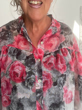 Load image into Gallery viewer, Beautiful floaty blouse
