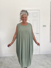 Load image into Gallery viewer, Sleeveless oversized dress
