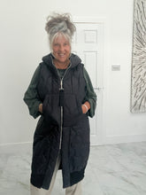 Load image into Gallery viewer, Quilted long zip gillet
