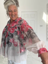 Load image into Gallery viewer, Beautiful floaty blouse
