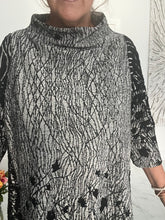 Load image into Gallery viewer, 3/4 sleeve high /low top
