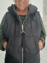 Load image into Gallery viewer, Quilted long zip gillet
