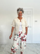 Load image into Gallery viewer, Cream /flower print cocoon pants
