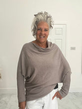 Load image into Gallery viewer, Knitted twisted jumper
