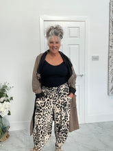 Load image into Gallery viewer, Animal print Cocoon pants
