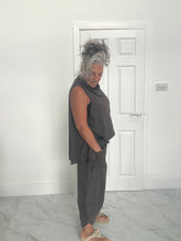 Load image into Gallery viewer, Chocolate brown 2 pocket cocoon pant
