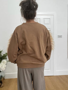 Fab sweatshirt with long feather fluff arm