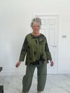 Bella Blue khaki pattern top with 2 pockets