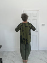 Load image into Gallery viewer, Bella Blue khaki pattern top with 2 pockets
