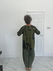 Bella Blue khaki pattern top with 2 pockets